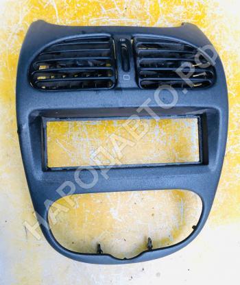 Накладка центральная на торпедо с кнопками и воздушными дефлекторами Peugeot 206 1998-2012 8211C3 8211C4 8211C5 8211C6 8211PY 8203YL 8211T7