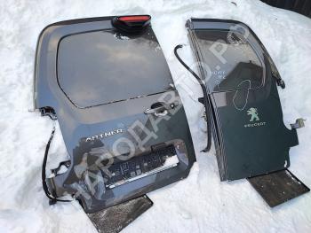 Двери багажника распашные с камерой Peugeot Partner Tepee(B9) 2008-2018 8703E3    8702E1     9820437080